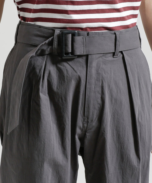 NANO universe（ナノユニバース）の「ベルテッドタックパンツ（スラックス・メンズ・カーキ/チャコール・LARGE/MEDIUM/SMALL）」の9枚目の写真