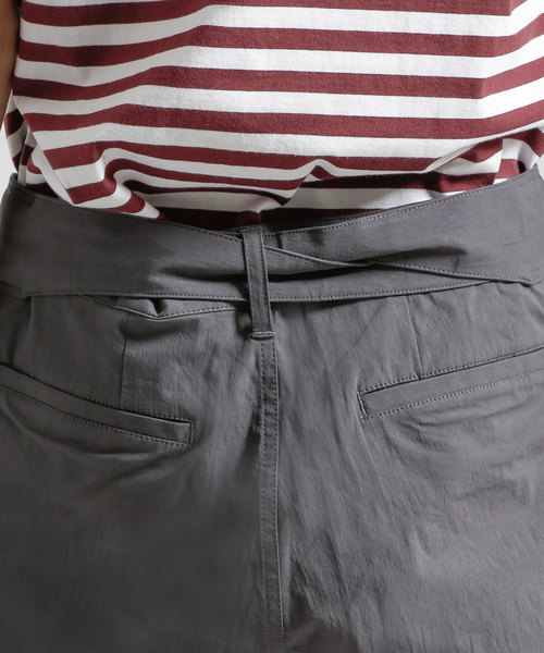 NANO universe（ナノユニバース）の「ベルテッドタックパンツ（スラックス・メンズ・カーキ/チャコール・LARGE/MEDIUM/SMALL）」の6枚目の写真