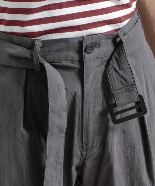 NANO universe（ナノユニバース）の「ベルテッドタックパンツ（スラックス・メンズ・カーキ/チャコール・LARGE/MEDIUM/SMALL）」の10枚目の写真