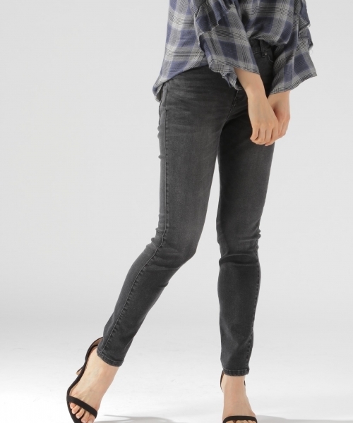 BAYFLOW（ベイフロー）の「ベーシックスキニーデニム 18AW（デニムパンツ・レディース・チャコール/サックスブルー/インディゴブルー/ブラック/ダークブルー・24inch/22inch/26inch/23inch/25inch）」の3枚目の写真