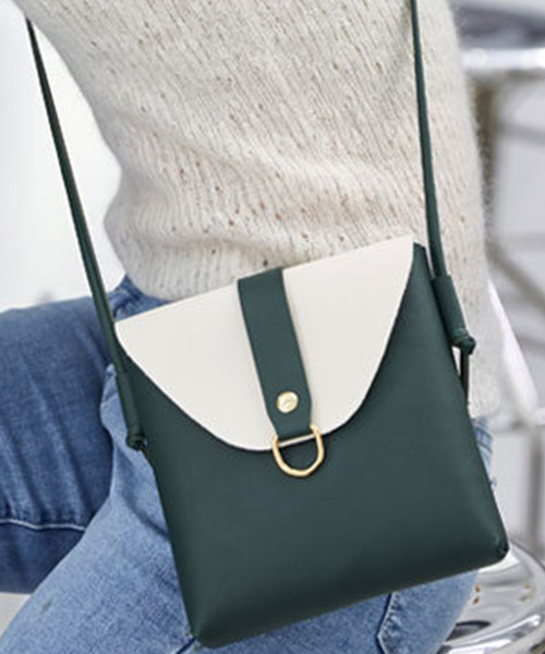 STYLEBLOCK（スタイルブロック）の「PUレザーバイカラーミニショルダーバッグ（ショルダーバッグ・レディース・ブラック/ネイビー/ブラウン/グレー/ピンク/ワインレッド/グリーン・FREE）」の4枚目の写真