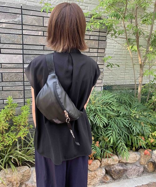 SPRUCE（スプルース）の「メタリックボディバッグ（ボディバッグ/ウエストポーチ・レディース・ブラック/ベージュ/パープル/オフホワイト/シルバー/マスタード・FREE）」の11枚目の写真