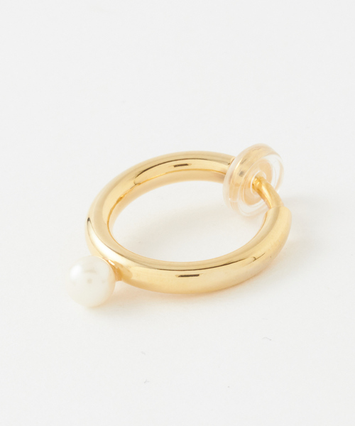 petite robe noire（プティローブノアー）の「petite robe noire/フープイヤカフ太線2cm（ピアス（両耳用）・レディース・ゴールド・FREE）」の4枚目の写真