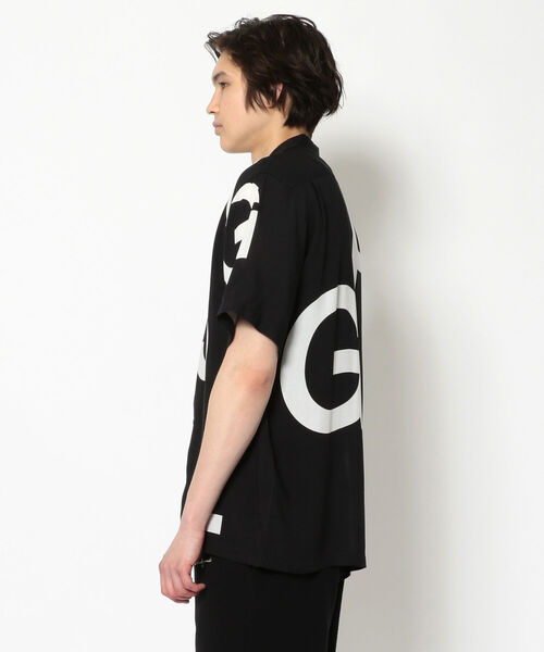 1piu1uguale3 RELAX（ウノピュウノウグァーレトレリラックス）の「1PIU1UGUALE3 RELAX/ウノ ピゥウノ ウグァーレ トレリラックス/ランダムロゴアロハシャツ（シャツ/ブラウス・メンズ・ブラック・MEDIUM/LARGE/X-LARGE）」の2枚目の写真