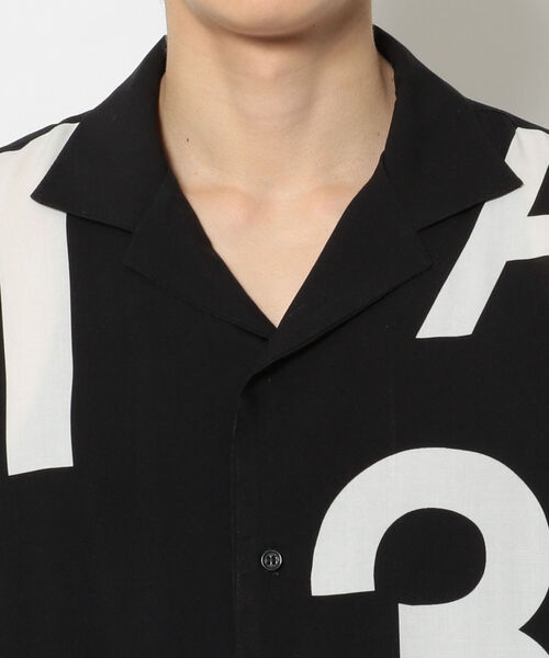 1piu1uguale3 RELAX（ウノピュウノウグァーレトレリラックス）の「1PIU1UGUALE3 RELAX/ウノ ピゥウノ ウグァーレ トレリラックス/ランダムロゴアロハシャツ（シャツ/ブラウス・メンズ・ブラック・MEDIUM/LARGE/X-LARGE）」の4枚目の写真
