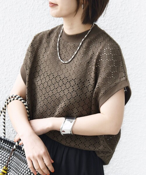 SHIPS（シップス）の「【WEB限定】〈手洗い可能〉アイレット クルーネック プルオーバー（Tシャツ/カットソー・レディース・ライトホワイト/ブラック/ネイビー/ラベンダー/オリーブ/ホワイト/チャコールグレー/ダークグリーン/パープル/シルバーグレー/ライトイエロー/ブラック系/グレー系/ウィート/グリーン/ケリーグリーン/ブルー系/オレンジ/ブラウン・ONE SIZE）」の8枚目の写真