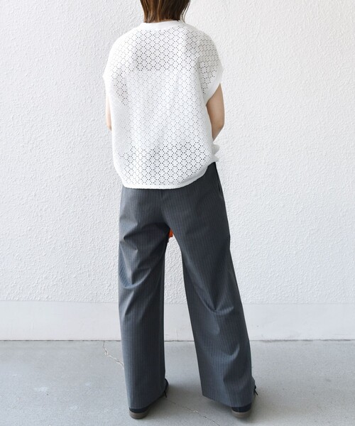 SHIPS（シップス）の「【WEB限定】〈手洗い可能〉アイレット クルーネック プルオーバー（Tシャツ/カットソー・レディース・ホワイト/ブラック系/チャコールグレー/シルバーグレー/グレー系/ダークグリーン/パープル/ライトイエロー/ウィート/グリーン/ケリーグリーン/ブルー系/オレンジ/ライトホワイト/ブラック/ネイビー/ラベンダー/オリーブ・ONE SIZE）」の20枚目の写真