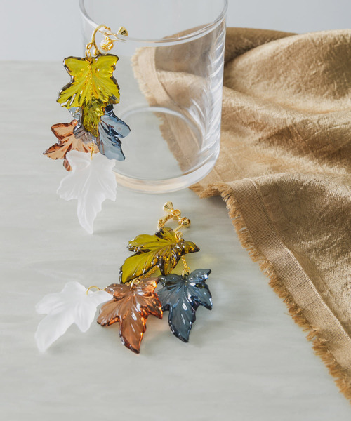 KBF（ケイビーエフ）の「アクリルリーフイヤリング（イヤリング・レディース・クリア/グリーン系その他・ONE）」の2枚目の写真