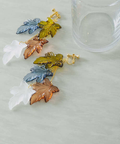 KBF（ケイビーエフ）の「アクリルリーフイヤリング（イヤリング・レディース・クリア/グリーン系その他・ONE）」の3枚目の写真