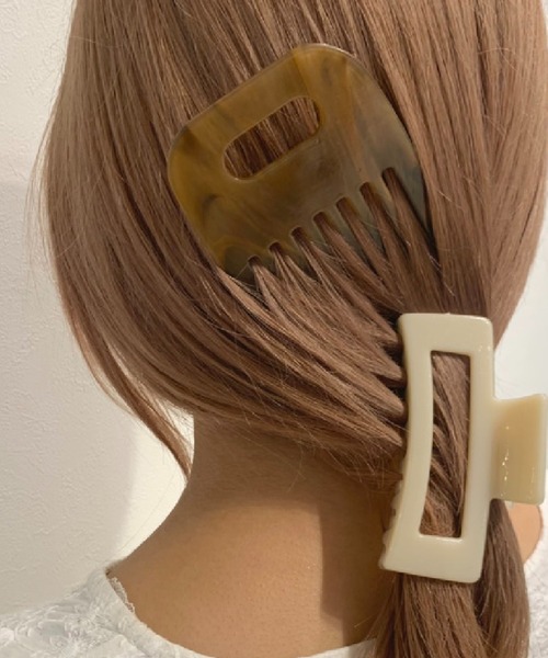 SPINNS（スピンズ）の「アクリルヘアコーム（その他ヘアアクセサリー・レディース・ホワイト/ブラウン・ONESIZE）」の2枚目の写真