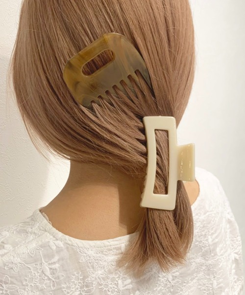 SPINNS（スピンズ）の「アクリルヘアコーム（その他ヘアアクセサリー・レディース・ホワイト/ブラウン・ONESIZE）」の5枚目の写真