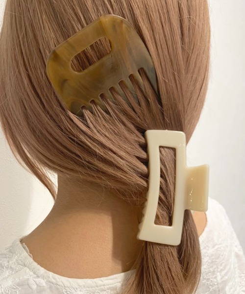 SPINNS（スピンズ）の「アクリルヘアコーム（その他ヘアアクセサリー・レディース・ホワイト/ブラウン・ONESIZE）」の6枚目の写真