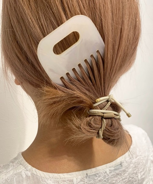 SPINNS（スピンズ）の「アクリルヘアコーム（その他ヘアアクセサリー・レディース・ホワイト/ブラウン・ONESIZE）」の3枚目の写真