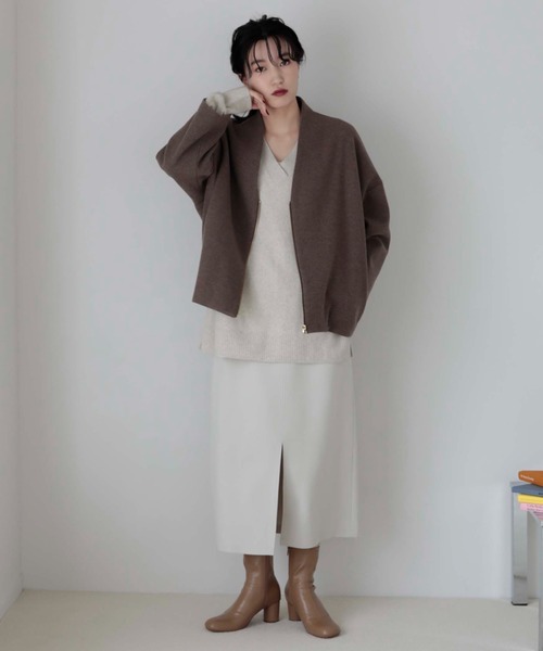 Doux archives(ドゥアルシーヴ)の「WOOLLY Vノーカラーショートジャケット(ノーカラージャケット・レディース・アイボリー/ブラック/モカ・MEDIUM)」の4枚目の写真