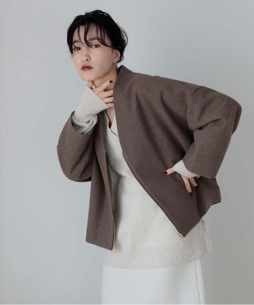 Doux archives(ドゥアルシーヴ)の「WOOLLY Vノーカラーショートジャケット(ノーカラージャケット・レディース・アイボリー/ブラック/モカ・MEDIUM)」の5枚目の写真