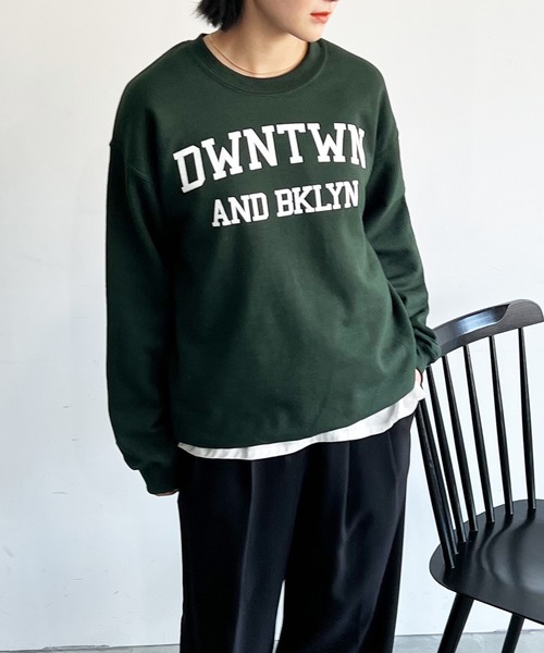 ECRIRE(エクリール)の「【ぴょんコラボ】GILDANロゴプリントスウェット(スウェット・レディース・ライトグレー/ブラック/ダークグリーン・M)」の1枚目の写真