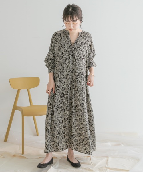 ☆サナタナ☆ロングガウンコートとアーバンリサーチ花柄ワンピース URBAN RESEARCH DOORS（アーバンリサーチドアーズ）の「フラワー