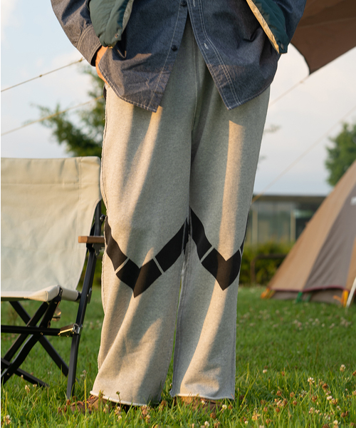 JOURNAL STANDARD relume(ジャーナルスタンダード レリューム)の「《WEB限定》ARMY スウェットパンツ "V"(スウェットパンツ・メンズ・ブラック/グレー・MEDIUM/LARGE)」の2枚目の写真