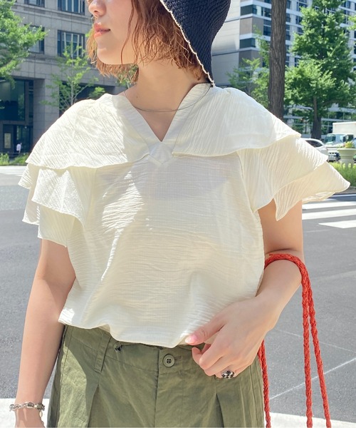CPCM(シーピーシーエム)の「袖フリルストライプキーネックブラウス(シャツ/ブラウス・レディース・ブラック/ブラウン/オフホワイト/サックスブルー・FREE)」の2枚目の写真