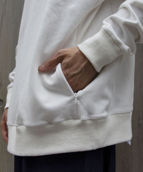 NANGA（ナンガ）の「【NANGA/ナンガ】GLOSTER別注 バックプリントスウェット P/O オーバーサイズ ロゴ刺繍（スウェット・メンズ・ブラック/ダークグリーン/オフホワイト・M/L）」の7枚目の写真