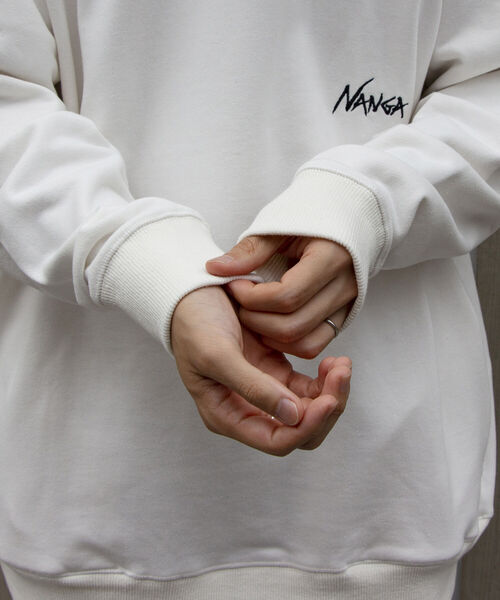 NANGA（ナンガ）の「【NANGA/ナンガ】GLOSTER別注 バックプリントスウェット P/O オーバーサイズ ロゴ刺繍（スウェット・メンズ・ブラック/ダークグリーン/オフホワイト・M/L）」の10枚目の写真