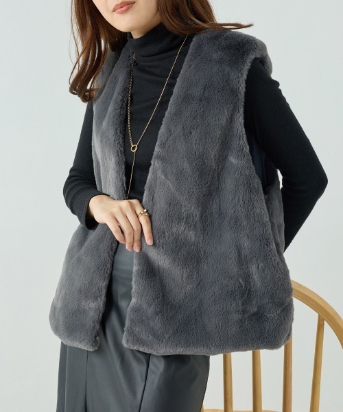 OMNES(オムネス)の「フェイクエコファーベーシックベスト(ベスト・レディース・アイボリー/チャコール/モカ/グレイッシュベージュ・FREE)」の2枚目の写真