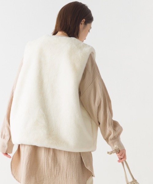 OMNES(オムネス)の「フェイクエコファーベーシックベスト(ベスト・レディース・アイボリー/チャコール/モカ/グレイッシュベージュ・FREE)」の7枚目の写真