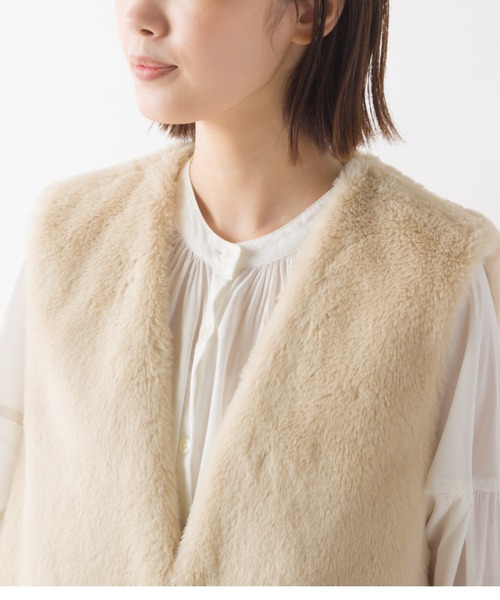 OMNES(オムネス)の「フェイクエコファーベーシックベスト(ベスト・レディース・アイボリー/チャコール/モカ/グレイッシュベージュ・FREE)」の9枚目の写真