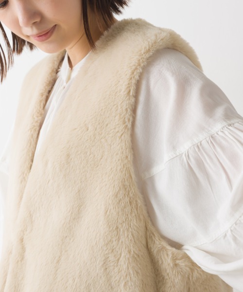 OMNES(オムネス)の「フェイクエコファーベーシックベスト(ベスト・レディース・アイボリー/チャコール/モカ/グレイッシュベージュ・FREE)」の10枚目の写真