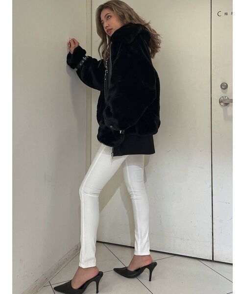 GYDA（ジェイダ）の「オーバーサイズエコファーコート（ブルゾン・レディース・ベージュ/ブラック・FREE）」の8枚目の写真