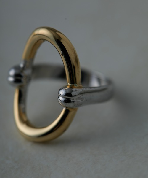 ear PAPILLONNER(イアパピヨネ)の「バイカラーオーバルリング(リング・レディース・ゴールド・#12)」の1枚目の写真