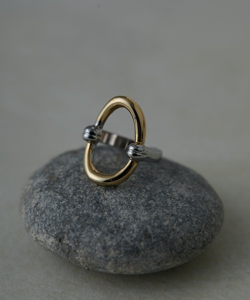 ear PAPILLONNER(イアパピヨネ)の「バイカラーオーバルリング(リング・レディース・ゴールド・#12)」の8枚目の写真