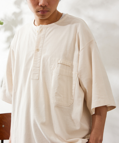 ARMY TWILL(アーミーツイル)の「【ARMY TWILL / アーミーツイル】別注 スリーピング ヘンリーネックシャツ(Tシャツ/カットソー・メンズ・ホワイト/ベージュ/ネイビー/カーキ・MEDIUM/LARGE)」の3枚目の写真