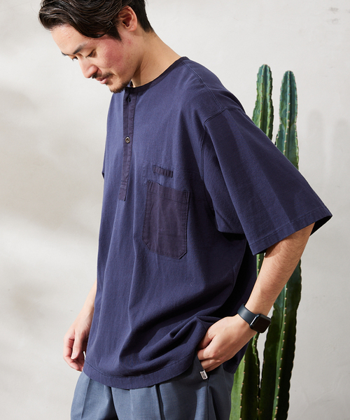 ARMY TWILL(アーミーツイル)の「【ARMY TWILL / アーミーツイル】別注 スリーピング ヘンリーネックシャツ(Tシャツ/カットソー・メンズ・ホワイト/ベージュ/ネイビー/カーキ・MEDIUM/LARGE)」の4枚目の写真