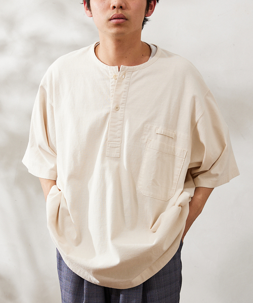 ARMY TWILL(アーミーツイル)の「【ARMY TWILL / アーミーツイル】別注 スリーピング ヘンリーネックシャツ(Tシャツ/カットソー・メンズ・ホワイト/ベージュ/ネイビー/カーキ・MEDIUM/LARGE)」の10枚目の写真