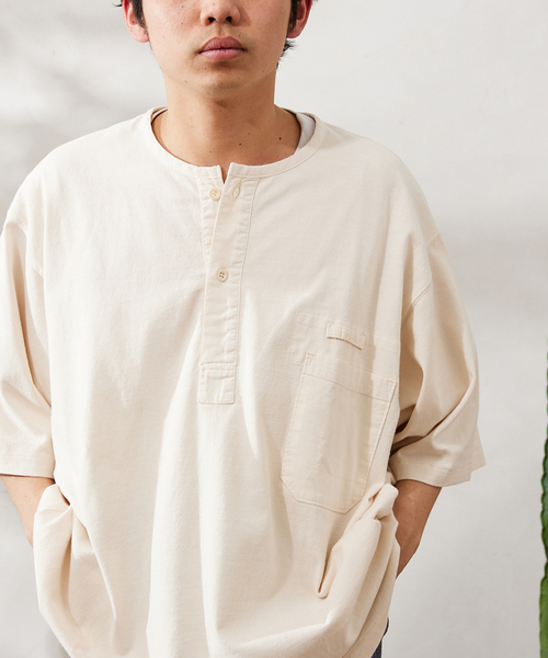 ARMY TWILL(アーミーツイル)の「【ARMY TWILL / アーミーツイル】別注 スリーピング ヘンリーネックシャツ(Tシャツ/カットソー・メンズ・ホワイト/ベージュ/ネイビー/カーキ・MEDIUM/LARGE)」の11枚目の写真