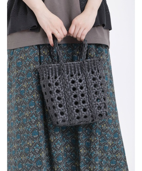 Samansa Mos2(サマンサ モスモス)の「透かし編みメルカドバッグ(ハンドバッグ・レディース・チャコールグレー/オフホワイト・F)」の2枚目の写真