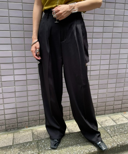 AIC.（エーアイシー）の「サイドカットアウトタックパンツ