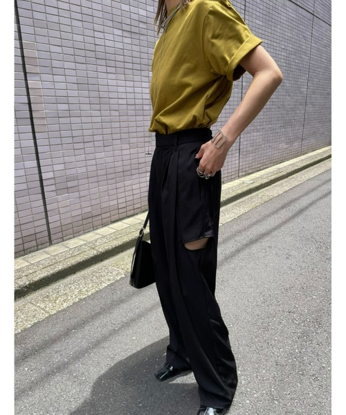AIC.（エーアイシー）の「サイドカットアウトタックパンツ