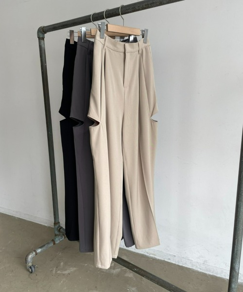 AIC.（エーアイシー）の「サイドカットアウトタックパンツ（スラックス・レディース・ブラック/グレイッシュベージュ/ダークグレー・FREE）」の4枚目の写真