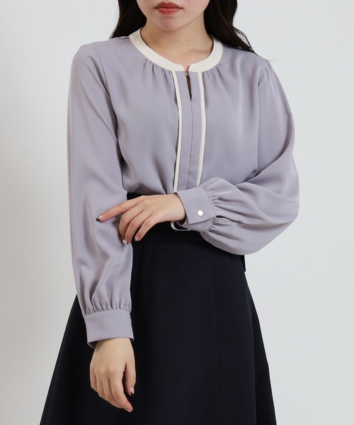 TRUDEA（トルディア）の「金具使い配色ブラウス（シャツ/ブラウス・レディース・チャコールグレー/ベージュ/ネイビー/ホワイト/ラベンダー・SMALL/MEDIUM/LARGE）」の5枚目の写真