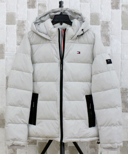 TOMMY HILFIGER(トミーヒルフィガー)の「ソフトシェルパフォーマンス フーデッドボンバージャケット(ダウンジャケット/コート・メンズ・ブラック/ホワイト系/ダークオリーブ・S/M/L/XL)」の4枚目の写真