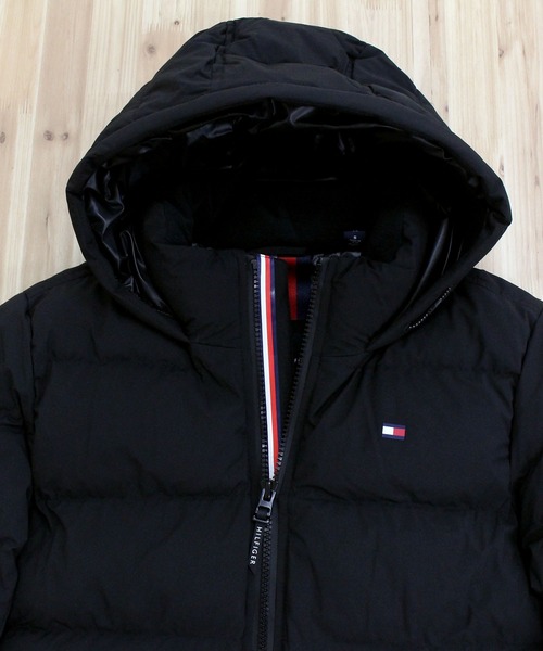 TOMMY HILFIGER(トミーヒルフィガー)の「ソフトシェルパフォーマンス フーデッドボンバージャケット(ダウンジャケット/コート・メンズ・ブラック/ホワイト系/ダークオリーブ・S/M/L/XL)」の9枚目の写真