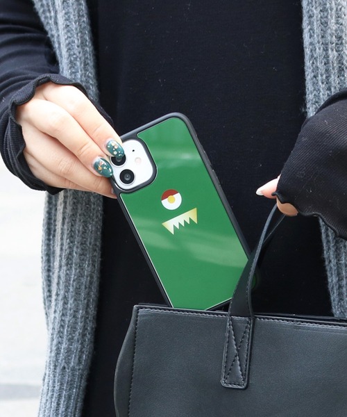 ACCOMMODE（アコモデ）の「【WEB限定】モンスター　背面アクリルiPhoneケース　12mini対応（スマホケース/カバー・レディース・ネイビー/ピンク/パープル/ブラウン/グリーン/グレー・iPhone 12 mini）」の4枚目の写真