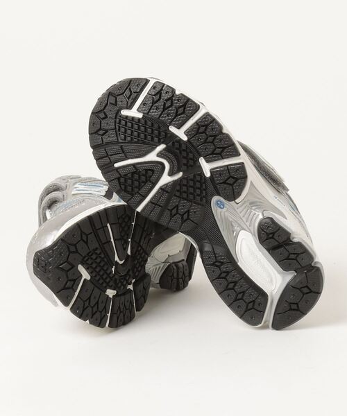 NEW BALANCE（ニューバランス）の「1906（スニーカー・キッズ・シルバー×ブルー・17.0cm/17.5cm/18.0cm/18.5cm/19.0cm/19.5cm/20.0cm/20.5cm/21.0cm/21.5cm）」の4枚目の写真