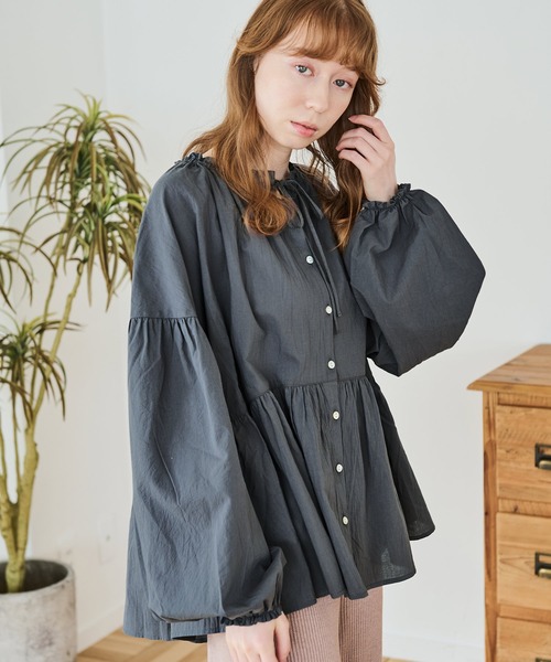 Crisp（クリスプ）の「ボリュームティアードブラウス（シャツ/ブラウス・レディース・アイボリー/ピンクベージュ/チャコールグレー・FREE）」の3枚目の写真