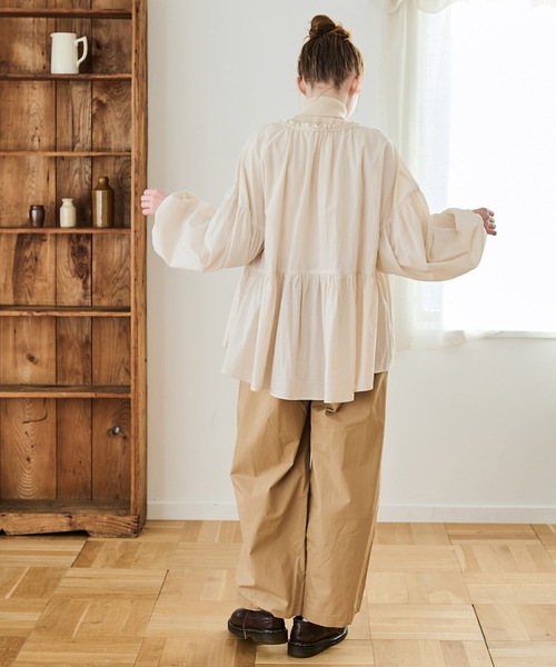 Crisp（クリスプ）の「ボリュームティアードブラウス（シャツ/ブラウス・レディース・アイボリー/ピンクベージュ/チャコールグレー・FREE）」の4枚目の写真