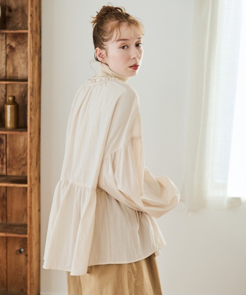 Crisp（クリスプ）の「ボリュームティアードブラウス（シャツ/ブラウス・レディース・アイボリー/ピンクベージュ/チャコールグレー・FREE）」の6枚目の写真