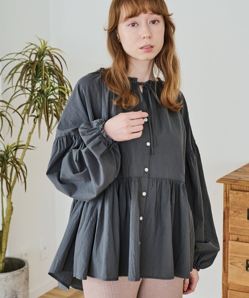 Crisp（クリスプ）の「ボリュームティアードブラウス（シャツ/ブラウス・レディース・アイボリー/ピンクベージュ/チャコールグレー・FREE）」の11枚目の写真