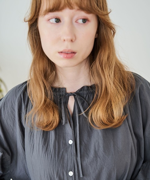 Crisp（クリスプ）の「ボリュームティアードブラウス（シャツ/ブラウス・レディース・アイボリー/ピンクベージュ/チャコールグレー・FREE）」の20枚目の写真